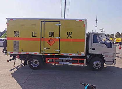 新源爆破器材运输车工人安全操作规范与智能技术保障